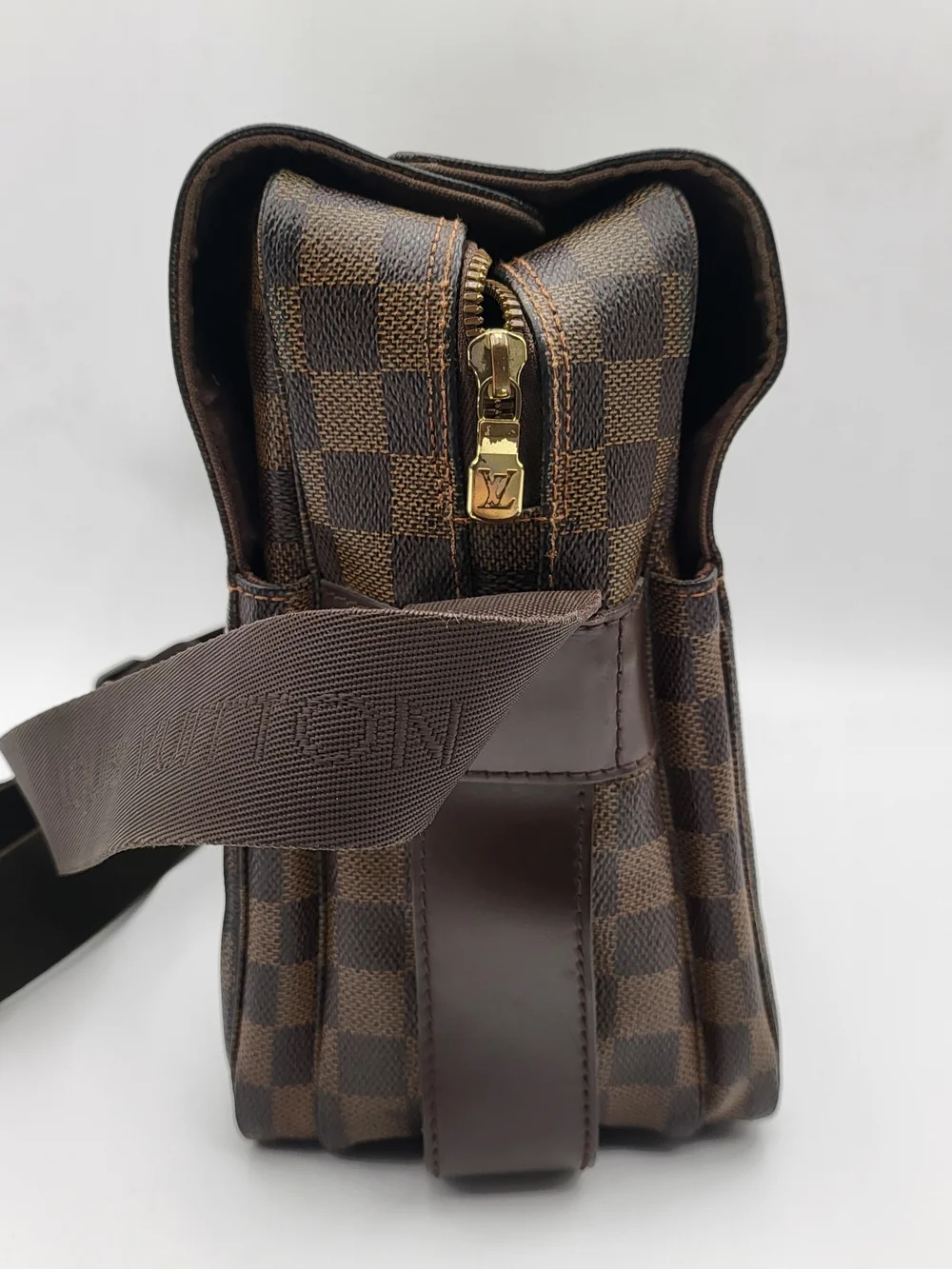 LOUIS VUITTON Damier Ebene Canvas Naviglio Messenger Bag. Authentic, w/COA..